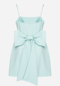 Born2be - Zielona Rozkloszowana Sukienka na Ramiączkach Zdobiona Dużą Kokardą Lavvia. Okazja: na co dzień. Typ kołnierza: kokarda. Kolor: zielony. Długość rękawa: na ramiączkach. Wzór: aplikacja. Typ sukienki: rozkloszowane. Styl: casual, elegancki #6