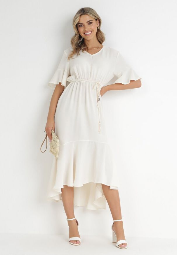 Born2be - Beżowa Sukienka Stamorus. Typ kołnierza: kołnierz z falbankami. Kolor: beżowy. Długość rękawa: krótki rękaw. Wzór: aplikacja. Styl: klasyczny. Długość: midi