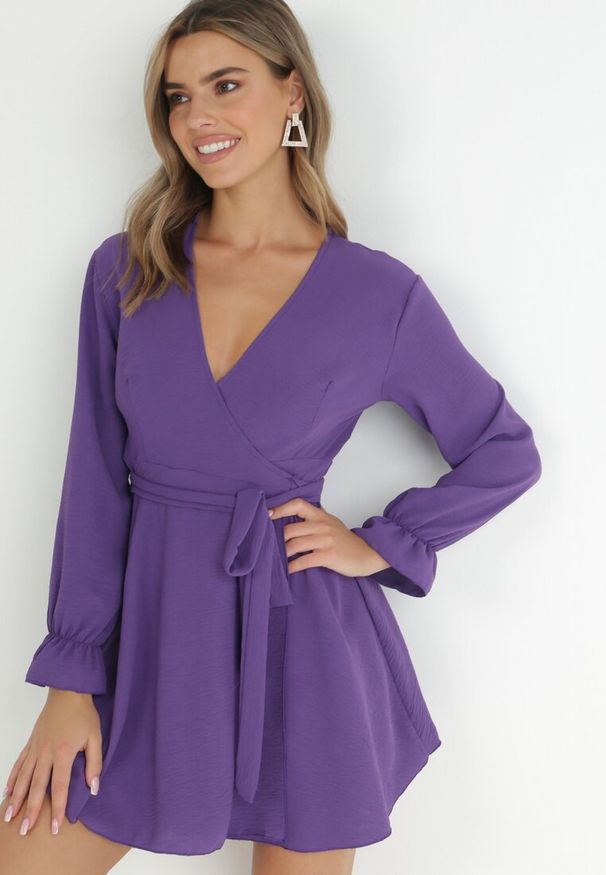 Born2be - Ciemnofioletowa Sukienka Dyninca. Typ kołnierza: dekolt w kształcie V. Kolor: fioletowy. Materiał: tkanina, materiał. Wzór: gładki. Typ sukienki: kopertowe. Styl: elegancki. Długość: mini