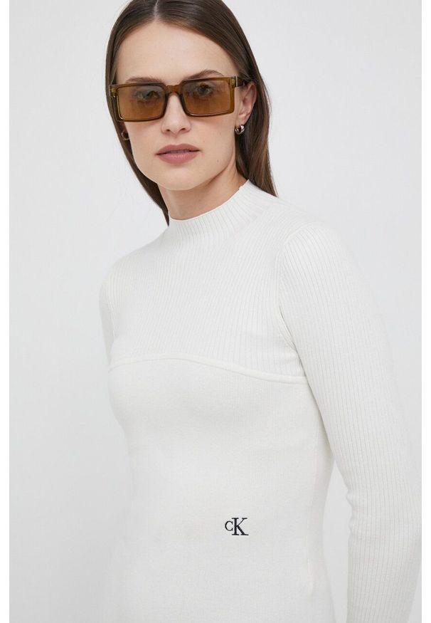 Calvin Klein Jeans sweter damski kolor beżowy lekki z półgolfem. Kolor: beżowy. Materiał: bawełna, dzianina. Długość: krótkie