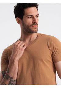 Ombre Clothing - Męska klasyczna bawełniana koszulka z dekoltem w serek BASIC – brązowa V9. Typ kołnierza: dekolt w serek. Kolor: brązowy. Materiał: bawełna. Wzór: ze splotem, jednolity. Styl: klasyczny #3