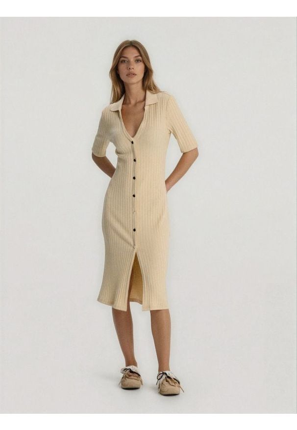 Sinsay - Dzianinowa sukienka w prążek z domieszką wiskozy - beżowy. Kolor: beżowy. Materiał: dzianina, wiskoza. Wzór: prążki