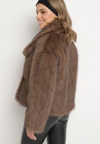 Born2be - Brązowa Futrzana Kurtka z Szerokim Kołnierzem Merionnie. Kolor: brązowy. Materiał: futro. Styl: elegancki #7