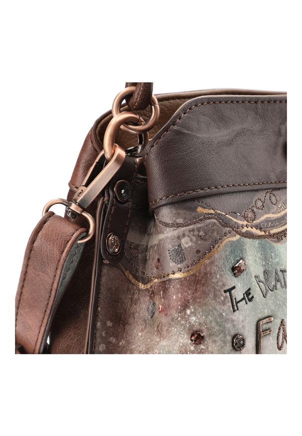 Brązowa Torebka Anekke Modna Listonoszka Damska Z Laleczką. Kolor: brązowy. Wzór: aplikacja. Materiał: zdobione, skórzane. Styl: casual, elegancki