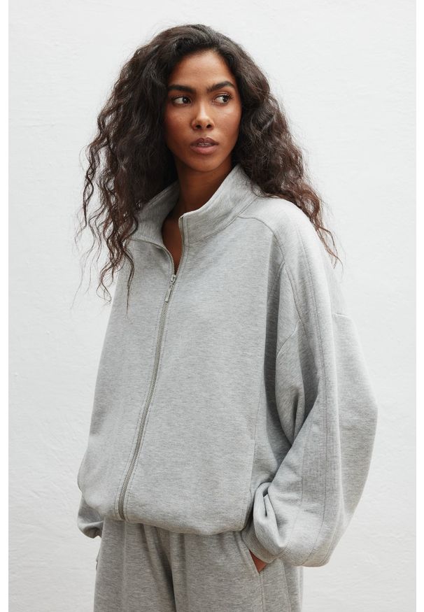 Marsala - Bluza zapinana na zamek w kolorze LIGHT GREY MELANGE -MELLOW. Materiał: dzianina, jeans, bawełna, poliester. Wzór: gładki, melanż. Styl: klasyczny