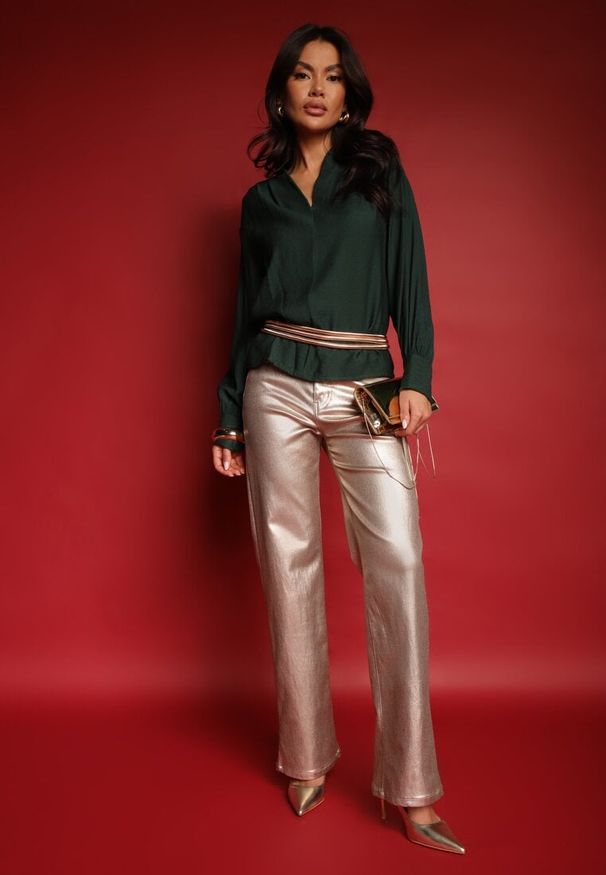 Renee - Ciemnozielona Bluzka z Bufiastymi Rękawami i Trójkątnym Dekoltem Hilko. Okazja: na co dzień. Kolor: zielony. Materiał: wiskoza. Styl: casual, elegancki