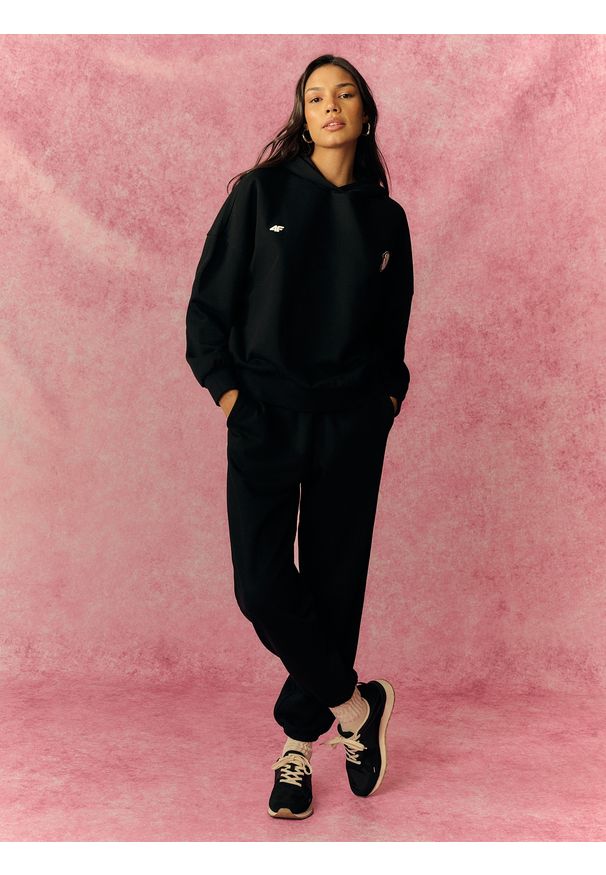 4f - 4F Bluza dresowa oversize z kapturem damska - czarna S. Okazja: na co dzień. Typ kołnierza: kaptur. Kolor: czarny. Materiał: dresówka. Długość: długie. Styl: sportowy, casual