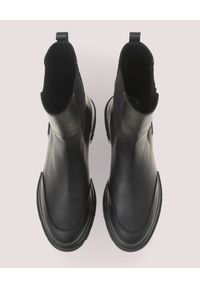 PRETTY BALLERINAS - Czarne botki ze skóry Lara. Wysokość cholewki: przed kolano. Nosek buta: okrągły. Kolor: czarny. Materiał: skóra. Szerokość cholewki: normalna #4