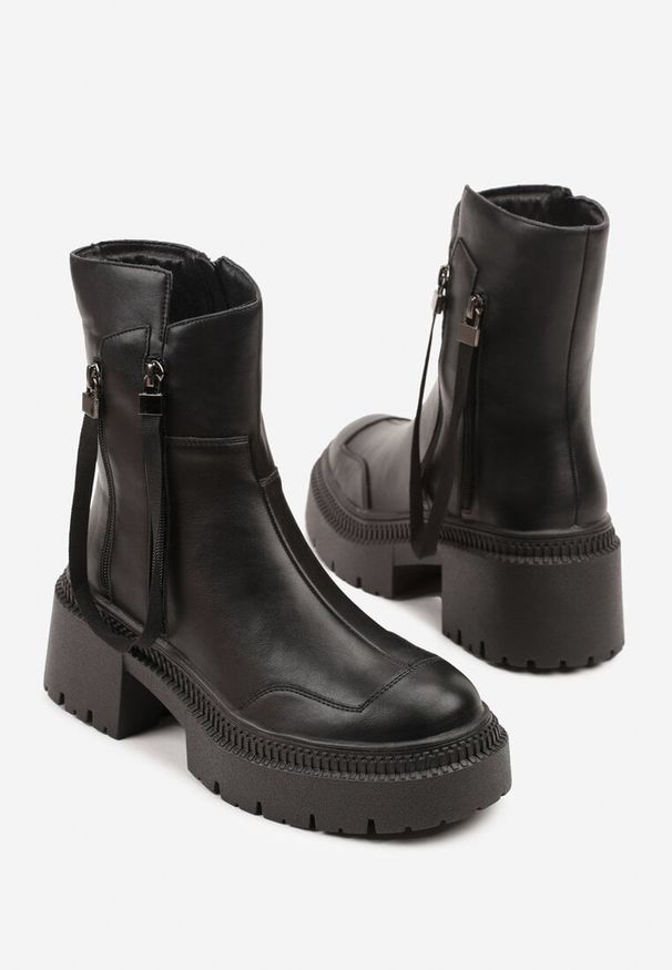 Renee - Czarne Botki Vices Ozdobione Tasiemką Rotine. Okazja: na co dzień. Zapięcie: pasek. Kolor: czarny. Materiał: lakier, jeans. Wzór: aplikacja. Styl: casual, elegancki