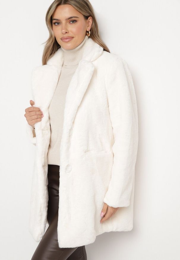 Born2be - Jasnobeżowy Futerkowy Płaszcz Jednorzędowy z Kieszeniami i Eleganckim Kołnierzem Daienna. Kolor: beżowy. Materiał: jeans. Styl: elegancki