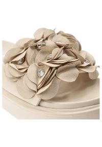 Klapki damskie S.Barski, cholewka ze skóry ekologicznej wsuwane z przodu ozdobne kwiaty, beżowe, MR61-9015. Kolor: beżowy. Materiał: skóra ekologiczna. Wzór: kwiaty #7