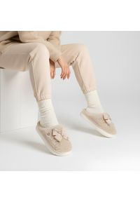 Beżowe Kapcie Filippo Ocieplane Damskie Buty Po Domu. Okazja: do domu. Kolor: beżowy. Szerokość cholewki: normalna. Wzór: aplikacja. Styl: elegancki #1