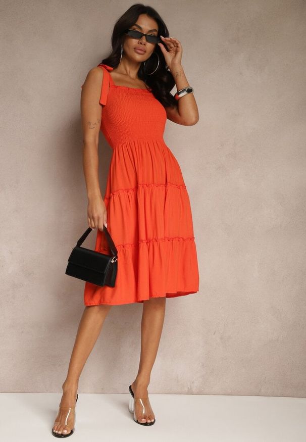 Renee - Pomarańczowa Sukienka z Wiskozą o Rozkloszowanym Kroju na Ramiączkach z Wiązaniem Aranive. Okazja: na co dzień. Typ kołnierza: dekolt kwadratowy. Kolor: pomarańczowy. Materiał: wiskoza. Długość rękawa: na ramiączkach. Typ sukienki: rozkloszowane, proste. Styl: casual, elegancki