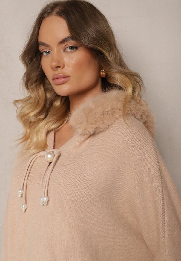 Renee - Beżowy Sweter o Kroju Nietoperza ze Sznurkiem Perełkami i Odpinanym Futerkiem Nomilora. Okazja: na co dzień. Kolor: beżowy. Materiał: futro. Długość rękawa: długi rękaw. Długość: długie. Wzór: aplikacja. Styl: elegancki, casual