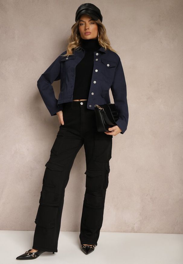 Renee - Granatowa Jeansowa Kurtka z Bawełny z Guzikami i Kieszeniami Ainztia. Kolor: niebieski. Materiał: jeans, bawełna