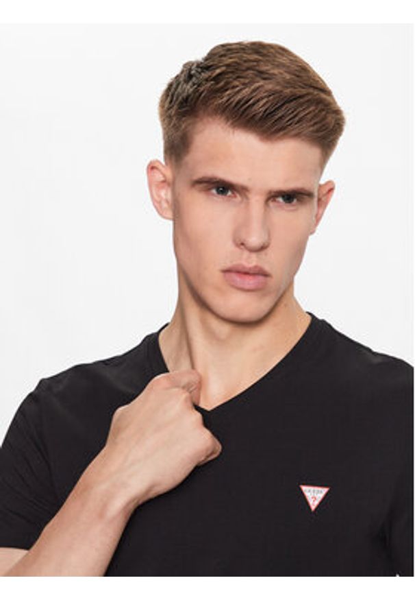 Guess T-Shirt M2YI32 J1314 Czarny Slim Fit. Kolor: czarny. Materiał: bawełna