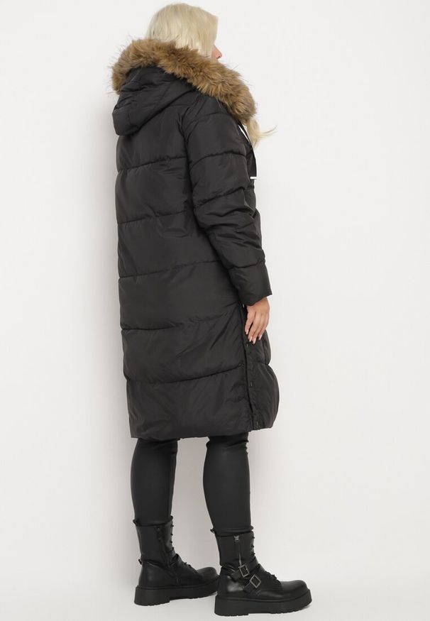 Born2be - Czarna Kurtka Pikowana z Odpinanym Futerkiem Zivilda. Okazja: na co dzień. Kolekcja: plus size. Kolor: czarny. Materiał: futro. Wzór: geometria. Sezon: zima, jesień. Styl: klasyczny, casual, elegancki