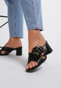 Renee - Czarne Klapki Lorexie. Nosek buta: otwarty. Kolor: czarny. Materiał: jeans. Wzór: geometria, aplikacja. Obcas: na słupku #5