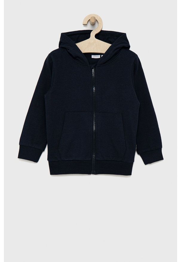 Name it bluza dziecięca kolor granatowy z kapturem gładka. Okazja: na co dzień. Typ kołnierza: kaptur. Kolor: niebieski. Materiał: dzianina, bawełna. Wzór: gładki. Styl: casual