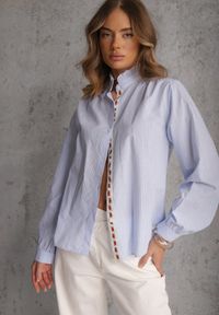 Renee - Niebieska Koszula z Bawełną Zdobiona Haftem i Stójką z Falbanką Linivia. Typ kołnierza: kołnierzyk stójkowy. Kolor: niebieski. Materiał: bawełna. Wzór: aplikacja, haft. Styl: boho #1