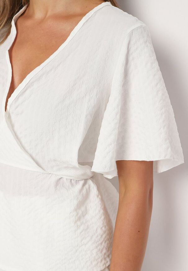 Born2be - Biała Kopertowa Bluzka Ozdobiona Wiązaniem w Pasie Kasllaio. Okazja: na randkę. Typ kołnierza: dekolt w serek. Kolor: biały. Materiał: len. Wzór: aplikacja