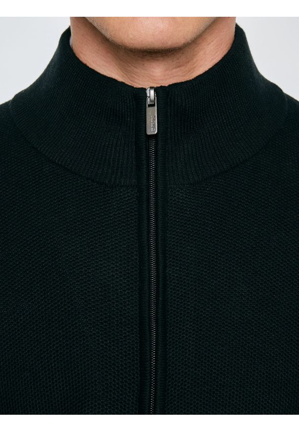 Big-Star - Sweter męski rozpinany ze stójką czarny Olafi 906. Okazja: na co dzień. Typ kołnierza: kołnierzyk stójkowy. Kolor: czarny. Materiał: dzianina, jeans. Wzór: ze splotem. Styl: casual, klasyczny