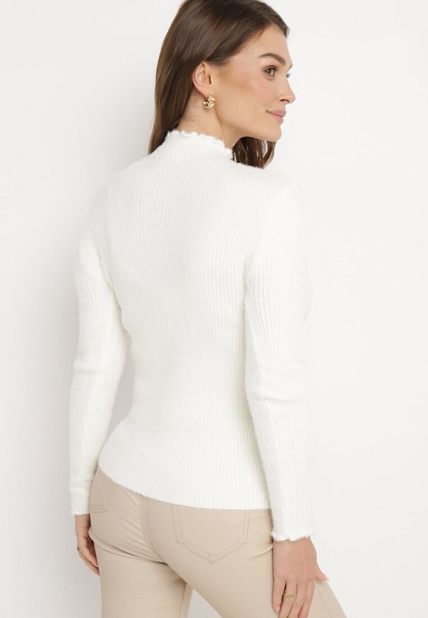 Born2be - Biały Puchaty Wełniany Sweter z Półgolfem i Biżuteryjnymi Guzikami Xeminta. Kolor: biały. Materiał: wełna
