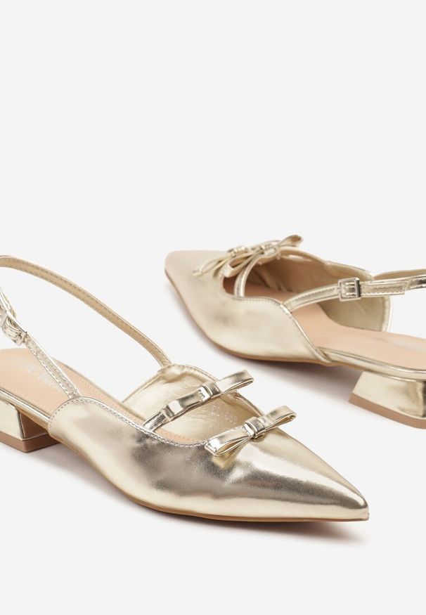 Born2be - Złote Eleganckie Sandały na Niskim Słupku z Kokardkami i Noskiem w Szpic Rensara. Okazja: na co dzień. Zapięcie: pasek. Kolor: złoty. Materiał: jeans. Obcas: na słupku. Styl: elegancki
