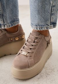 Renee - Ciemnobeżowe Perforowane Sneakersy ze Skóry Naturalnej na Platformie i Koturnie Risyla. Kolor: beżowy. Materiał: skóra. Obcas: na koturnie #9