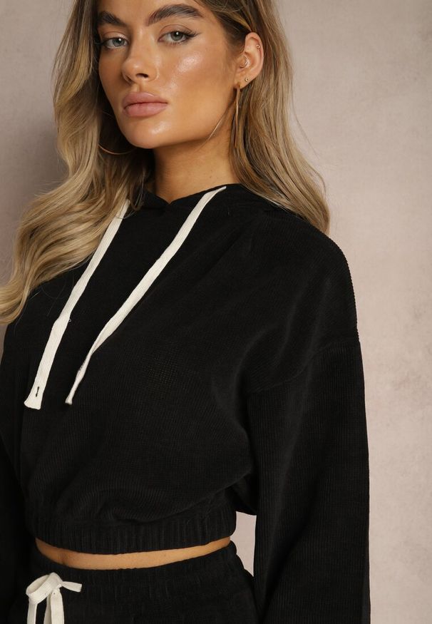 Renee - Czarny Komplet Dresowy z Dodatkiem Bawełny Spodnie z Gumką w Pasie i Bluza z Kapturem Hasaria. Kolor: czarny. Materiał: dresówka, bawełna