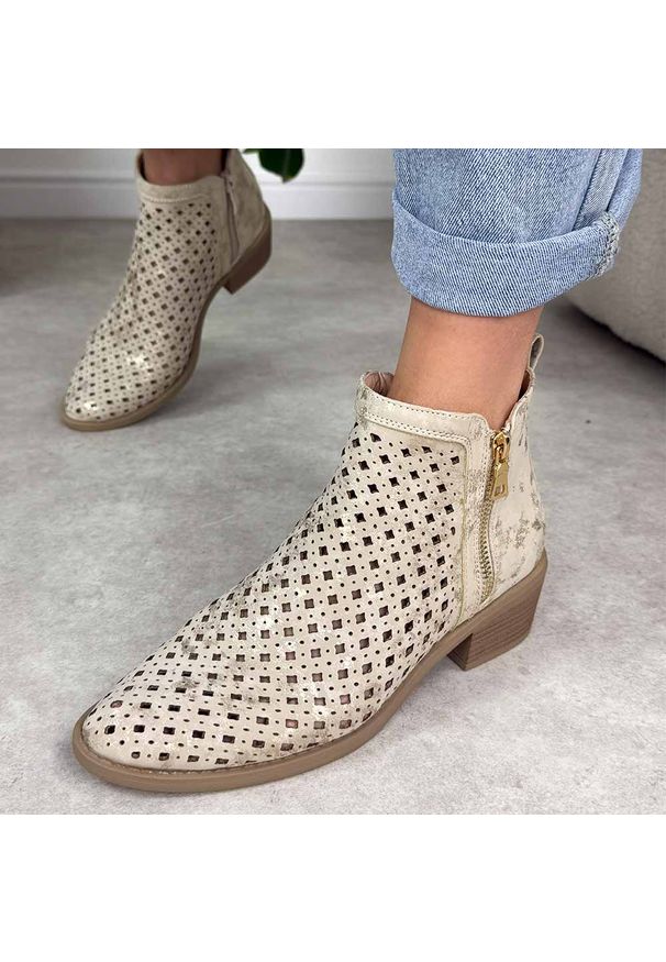 Złote botki damskie na obcasie M.Daszyński 2353-17. Kolor: złoty. Materiał: skóra. Szerokość cholewki: normalna. Sezon: wiosna, jesień, lato. Obcas: na obcasie. Styl: elegancki, klasyczny. Wysokość obcasa: niski