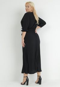 Born2be - Czarna Plisowana Sukienka Maxi z Kopertowym Dekoltem i Wiązaniem w Talii Lariah. Kolekcja: plus size. Kolor: czarny. Materiał: materiał. Typ sukienki: kopertowe. Długość: maxi #6