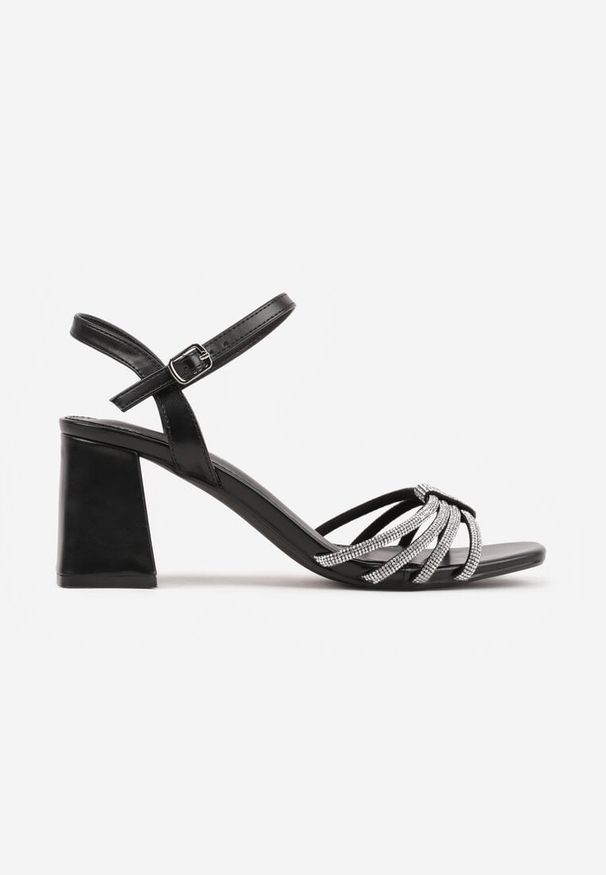 Renee - Czarne Sandały Ozdobione Paskami z Cyrkoniami i Kwadratowym Obcasie Zitalia. Okazja: na co dzień. Zapięcie: pasek. Kolor: czarny. Materiał: jeans. Wzór: aplikacja. Obcas: na obcasie. Styl: casual. Wysokość obcasa: średni