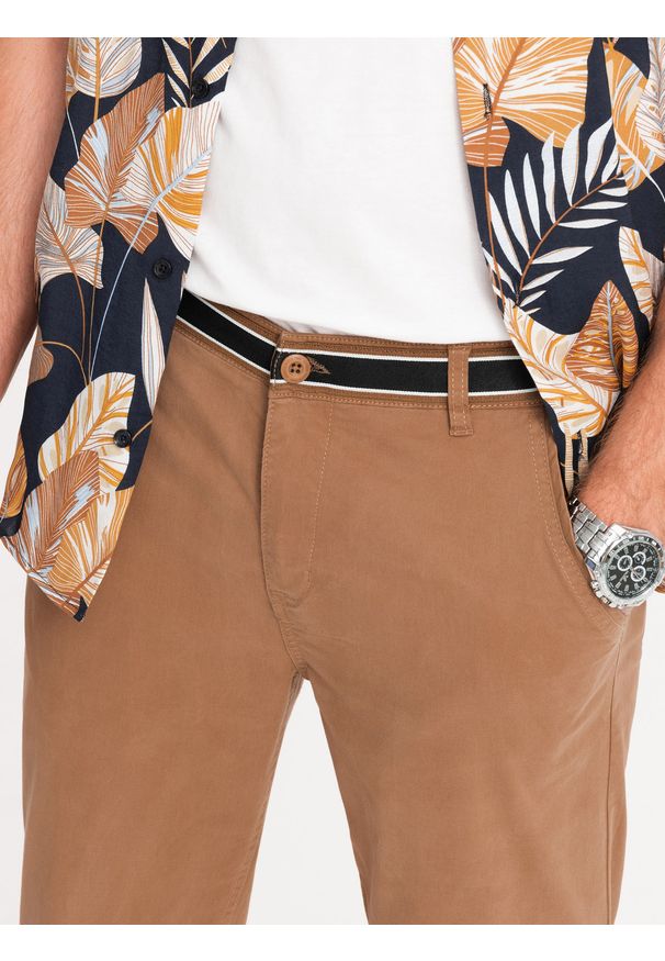 Ombre Clothing - Spodnie męskie chino z ozdobną taśmą w pasie SLIM FIT – brązowe V4 OM-PACP-0118 - XXL. Okazja: na co dzień. Kolor: brązowy. Materiał: bawełna, elastan. Styl: casual