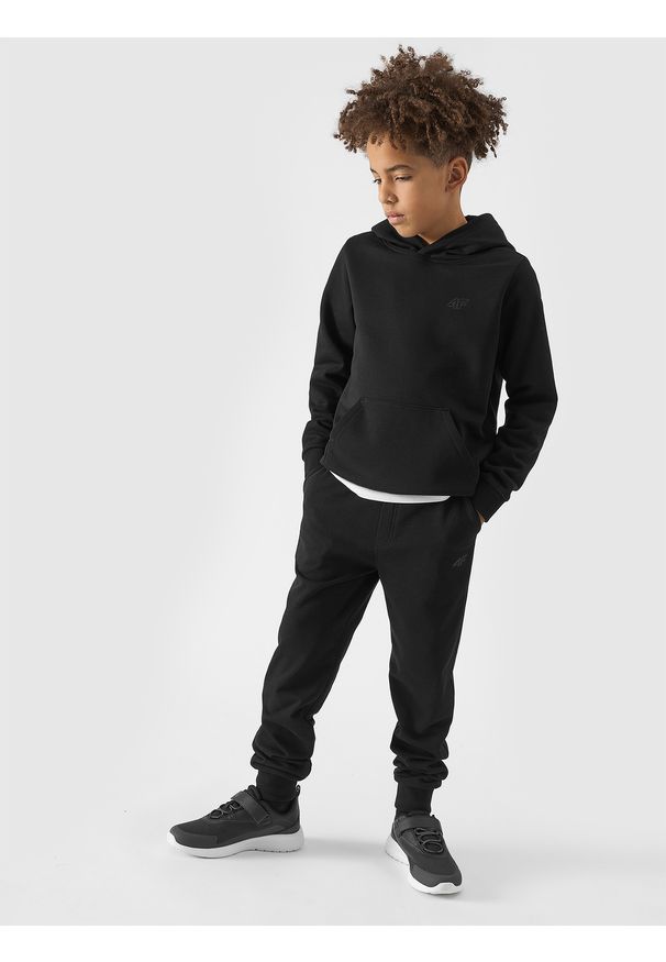 4f - Spodnie dresowe joggery chłopięce - czarne. Okazja: na co dzień. Kolor: czarny. Materiał: dresówka. Wzór: ze splotem, gładki. Sezon: lato. Styl: casual, sportowy