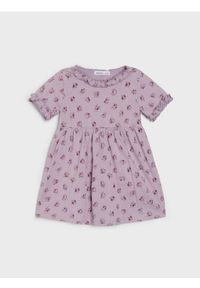 Sinsay - Bawełniana sukienka dresowa ze wzorem kwiatowym - kremowy. Kolor: kremowy. Materiał: bawełna, dresówka. Wzór: kwiaty #1