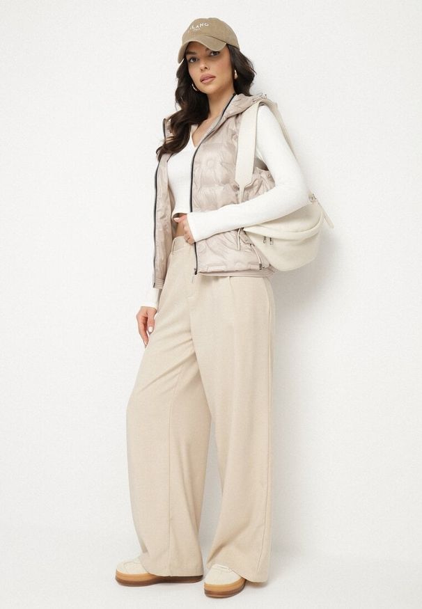 Born2be - Beżowa Kamizelka z Pikowanymi Przeszyciami i Kapturem ze Ściągaczami Annivria. Okazja: na co dzień. Kolor: beżowy. Materiał: jeans. Styl: klasyczny, sportowy, casual
