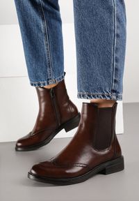 Renee - Brązowe Botki Sztyblety w Klasycznym Stylu Zdobione Przeszyciem z Perforacją Calchea. Kolor: brązowy. Materiał: jeans. Wzór: aplikacja. Styl: klasyczny