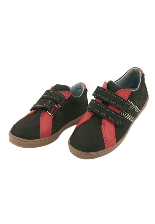 Buty chłopięce na rzepy Mazurek 1235 czarne czerwone. Zapięcie: rzepy. Kolor: czarny, wielokolorowy, czerwony. Materiał: skóra, nubuk. Sezon: wiosna, jesień