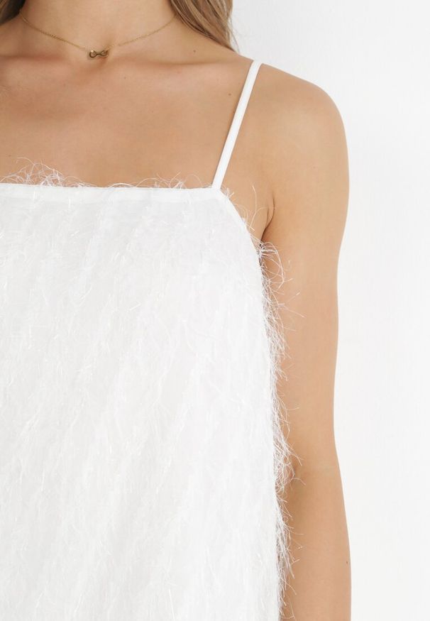 Born2be - Biała Sukienka Mini z Cienkimi Frędzlami i Kwadratowym Dekoltem Lockia. Typ kołnierza: dekolt kwadratowy. Kolor: biały. Długość rękawa: na ramiączkach. Długość: mini