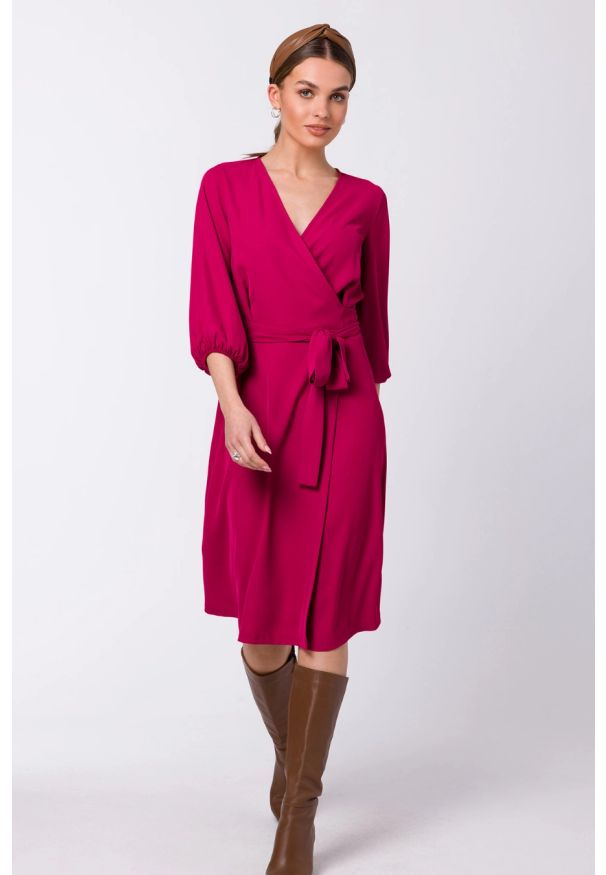 Sukienki.shop - Sukienka elegancka kopertowa z bufiastymi rękawami śliwka. Okazja: do pracy. Kolor: czarny. Typ sukienki: kopertowe. Styl: elegancki