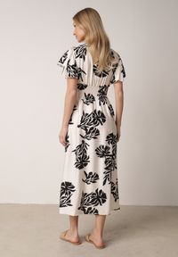 Born2be - Biała Wiskozowa Sukienka o Rozkloszowanym Kroju z Kopertowym Dekoltem Morgassa. Okazja: na co dzień. Kolor: biały. Materiał: wiskoza. Wzór: kwiaty. Sezon: lato. Typ sukienki: kopertowe. Styl: casual, klasyczny #4