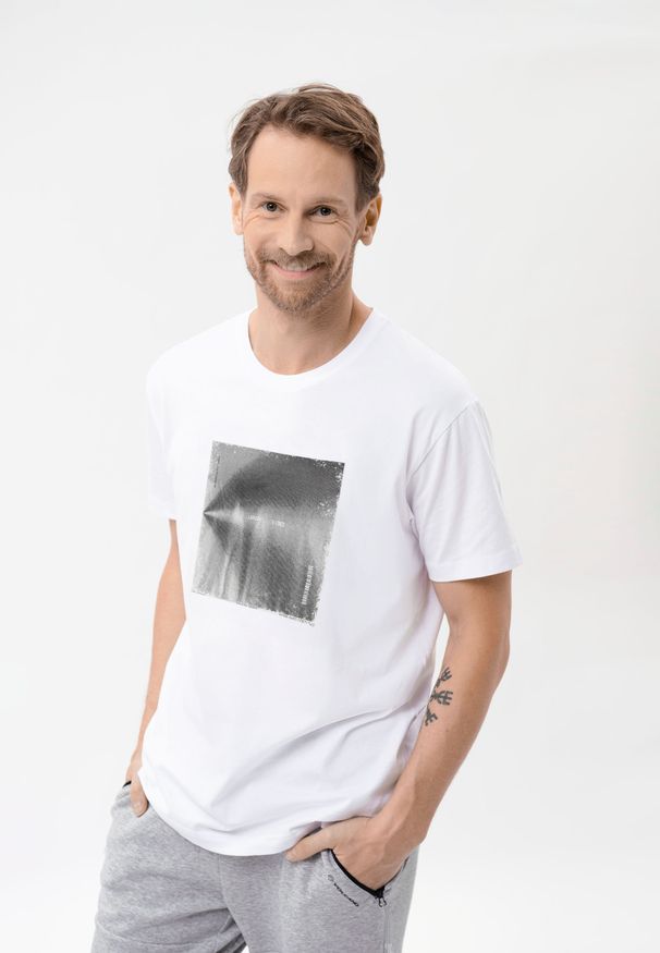 Volcano - Koszulka z nadrukiem, Comfort Fit, T-VIBES. Okazja: na co dzień. Materiał: skóra, bawełna. Długość rękawa: krótki rękaw. Długość: krótkie. Wzór: nadruk. Styl: klasyczny, casual