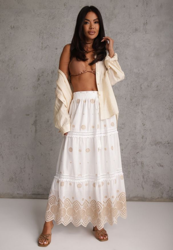 Renee - Biało-Beżowa Bawełniana Spódnica Casual w Stylu Boho Ozdobiona Wycięciami i Haftowanymi Wzorami Hermat. Okazja: na co dzień. Stan: podwyższony. Kolor: beżowy. Materiał: bawełna. Wzór: aplikacja, haft. Styl: casual, boho