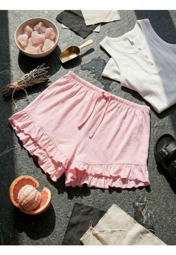 Sinsay - Bawełniane szorty piżamowe z falbanką - różowy. Kolor: różowy. Materiał: bawełna