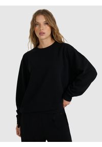 4f - 4F Bluza dresowa nierozpinana z modalem damska - czarna XS. Okazja: na co dzień. Typ kołnierza: bez kaptura. Kolor: czarny. Materiał: dresówka. Wzór: gładki, ze splotem. Styl: klasyczny, sportowy, casual. Sport: fitness