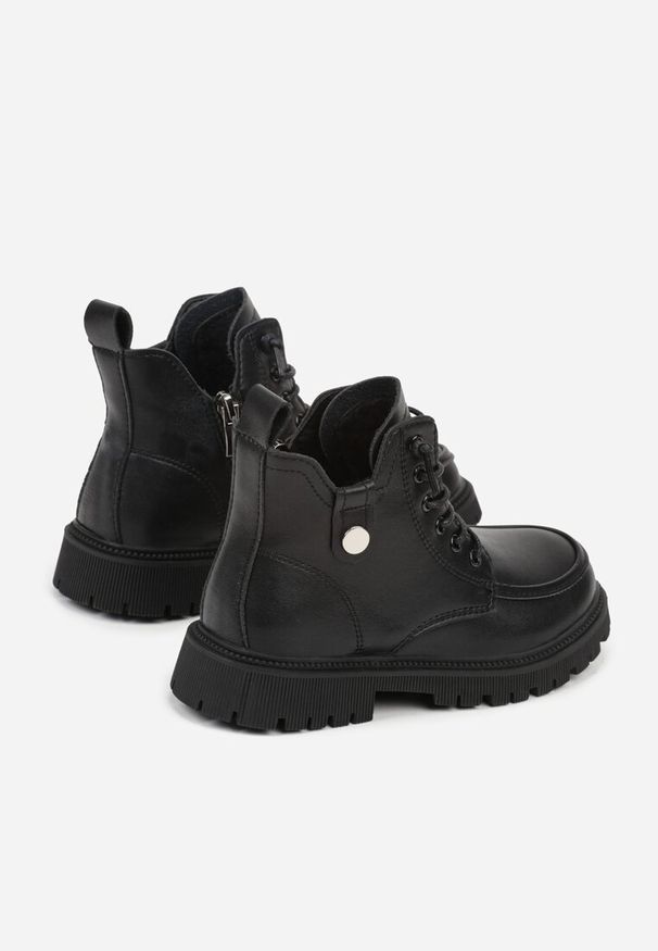 Born2be - Czarne Botki w Stylu Workerów z Metaliczną Ozdobą Vessia. Okazja: na co dzień. Kolor: czarny. Materiał: jeans. Wzór: aplikacja. Styl: casual