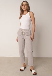 Born2be - Szare Bawełniane Jeansy Typu Mom Fit z Wysokim Stanem i Sznurkiem Viviarinia. Okazja: na co dzień. Stan: podwyższony. Kolor: szary. Styl: casual #1