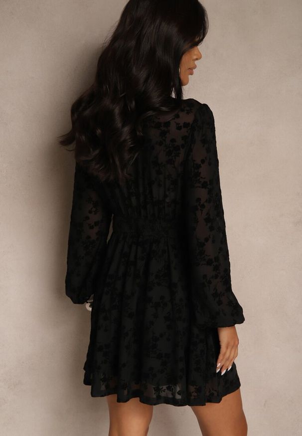 Renee - Czarna Sukienka Vices z Siateczkowej Tkaniny z Welurowym Printem w Kwiaty Erkelia. Kolor: czarny. Materiał: welur, tkanina. Wzór: kwiaty, nadruk