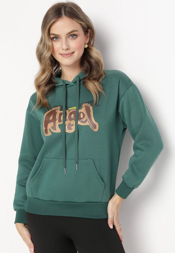 Born2be - Ciemnozielona Bluza Ocieplona z Kapturem i Nadrukiem Wesa. Typ kołnierza: kaptur. Kolor: zielony. Materiał: dzianina. Wzór: nadruk. Sezon: zima